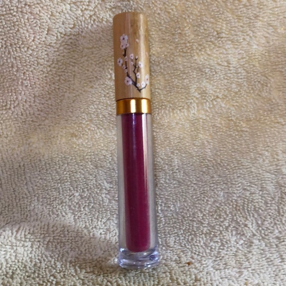 Noyah Liquid Lipstick in Malbec - Picture 3 of 5